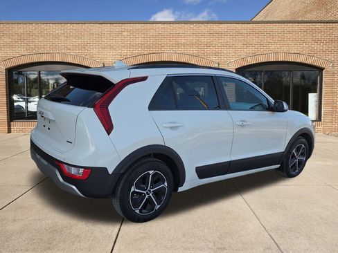 Used 2024 Kia Niro EX w/ EX Cold Weather Package image 3
