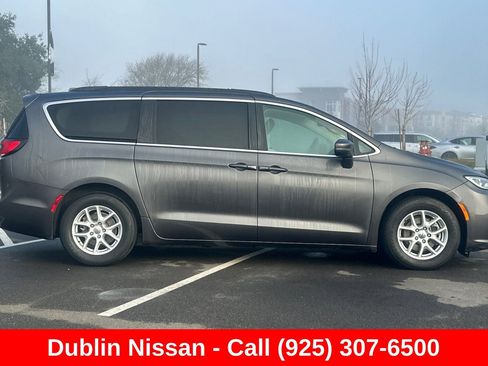 Used 2022 Chrysler Pacifica Touring-L FWD image 3