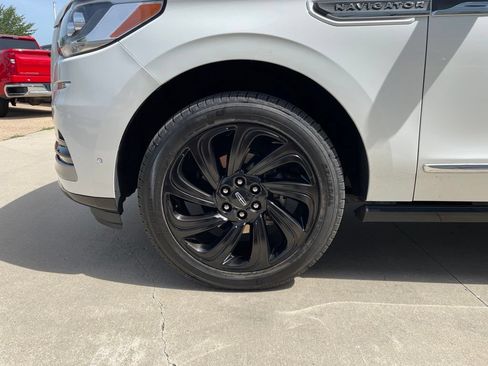 Used 2022 Lincoln Navigator Reserve AWD/4WD image 18