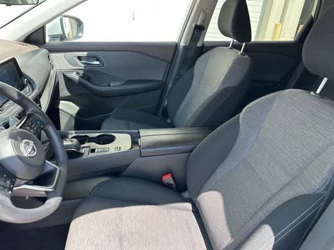 Used 2023 Nissan Rogue SV FWD image 3