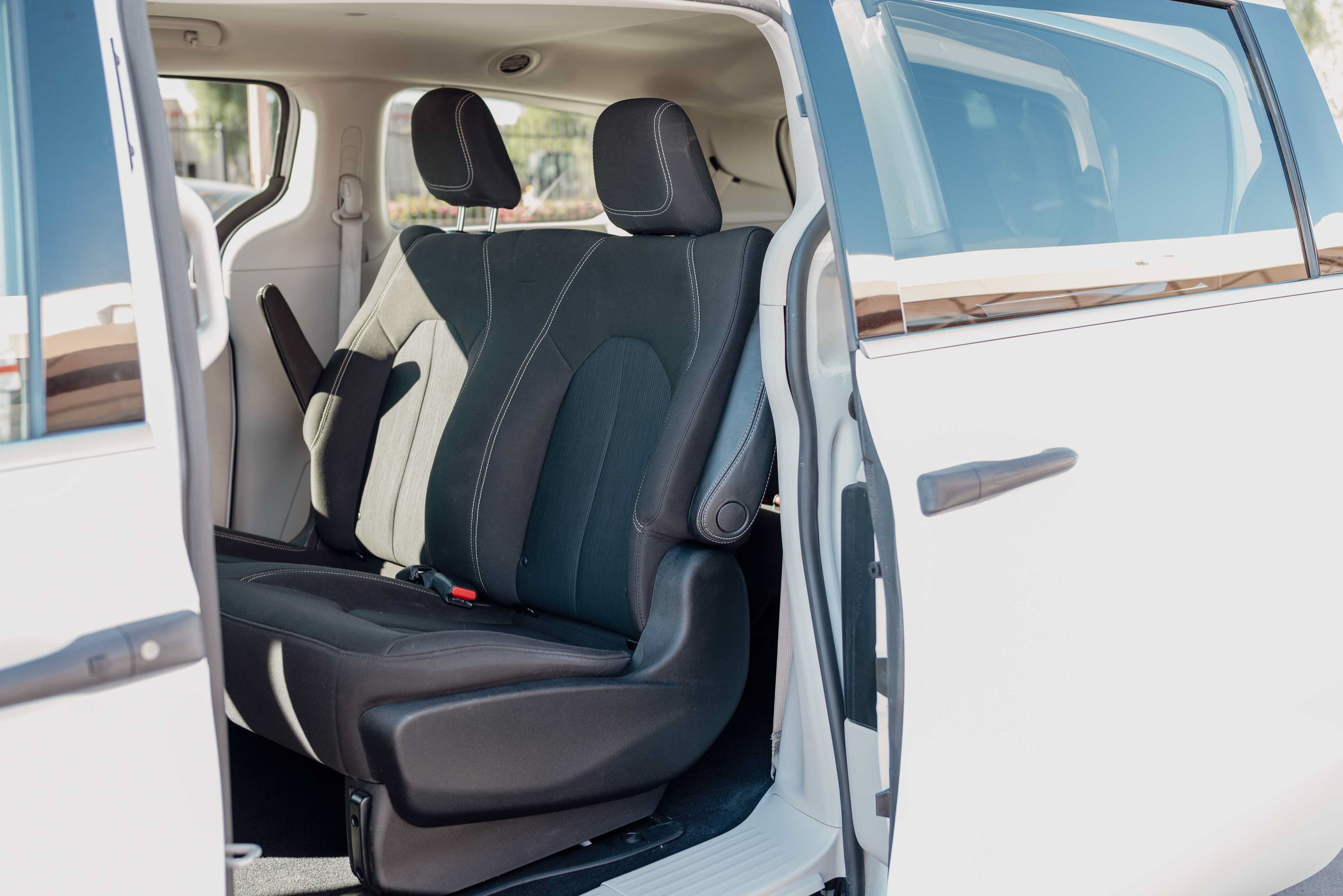 Used 2022 Chrysler Voyager LX FWD image 9