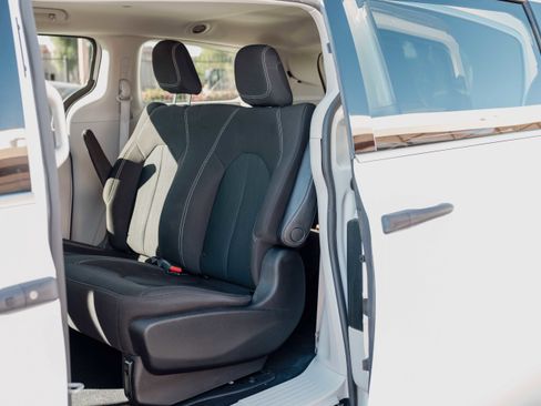 Used 2022 Chrysler Voyager LX FWD image 9