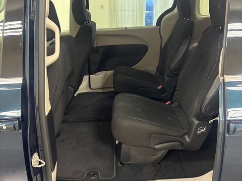 Used 2021 Chrysler Pacifica Touring FWD image 23