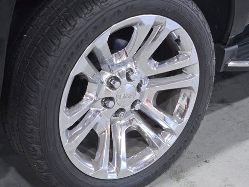 Used 2018 GMC Yukon SLT w/ Premium Edition image 17