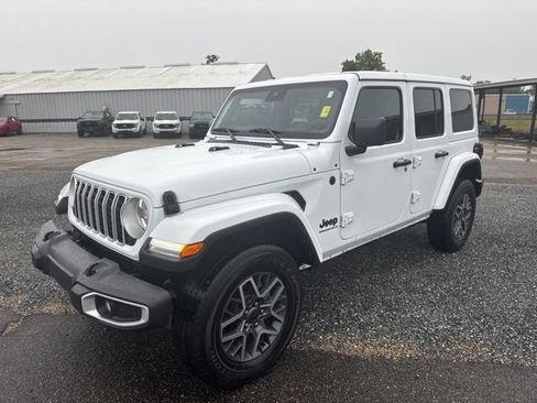 Used 2025 Jeep Wrangler Unlimited Sahara AWD/4WD image 7