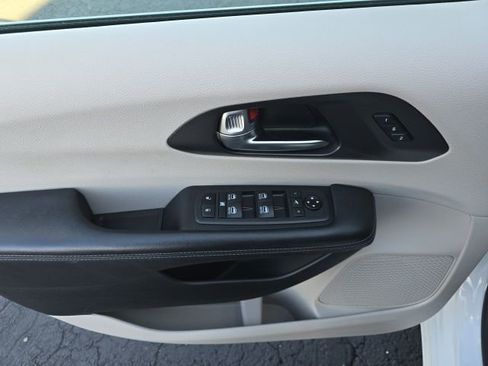 Used 2020 Chrysler Pacifica Limited image 9