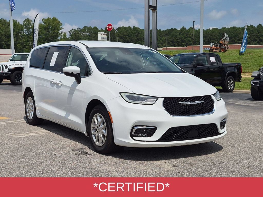 Used 2023 Chrysler Pacifica Touring-L FWD image 2