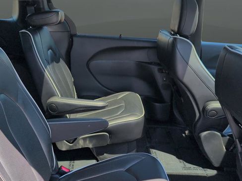 Used 2025 Chrysler Pacifica Limited FWD image 28