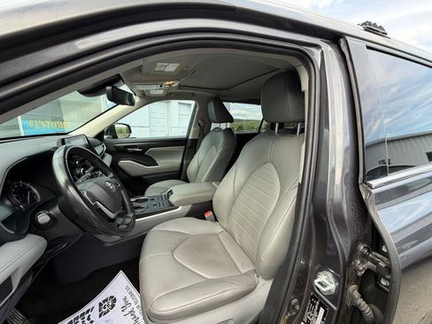 Used 2022 Toyota Highlander XLE AWD/4WD image 9