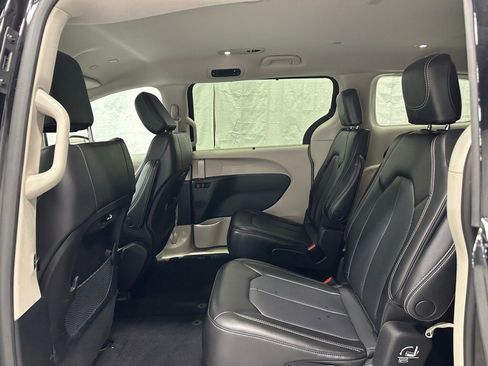 Used 2023 Chrysler Pacifica Touring-L image 46