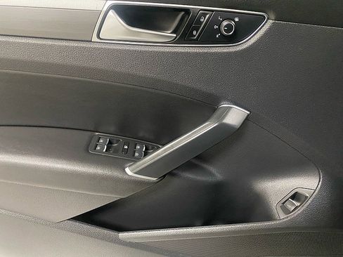 Used 2017 Volkswagen Passat 1.8T R-Line image 9