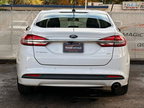 Used 2017 Ford Fusion SE w/ Fusion SE Technology Package image 10