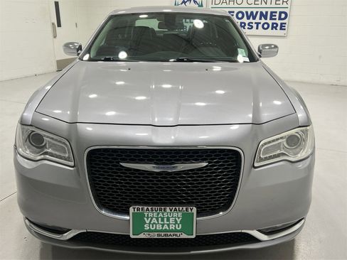 Used 2017 Chrysler 300 C image 3