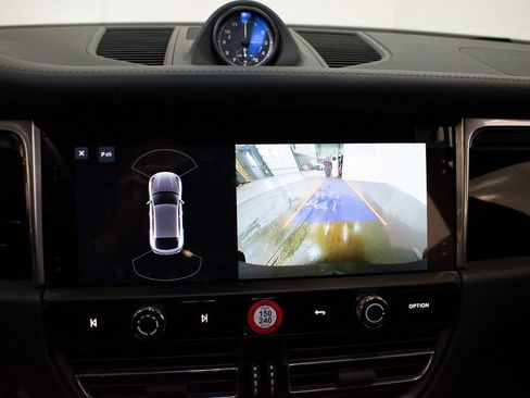 Certified 2025 Porsche Macan image 28