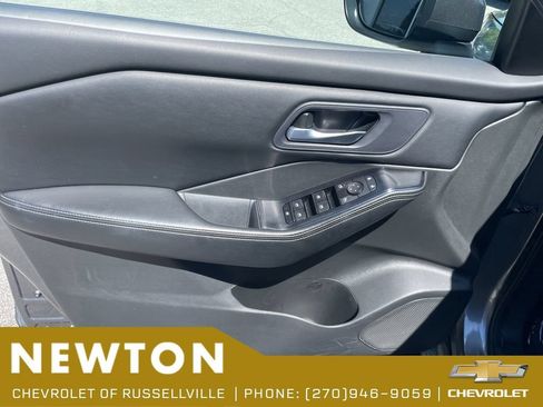 Used 2024 Nissan Rogue SV AWD/4WD image 8