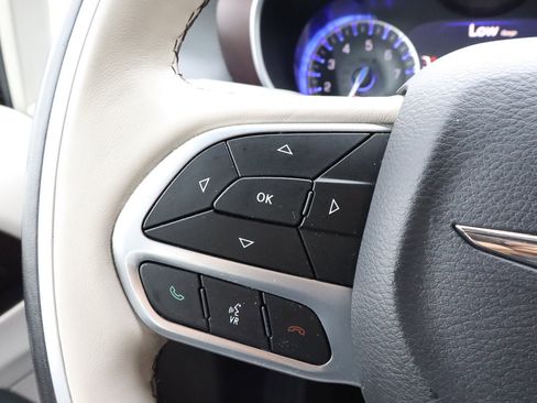 Used 2020 Chrysler Pacifica Limited image 34