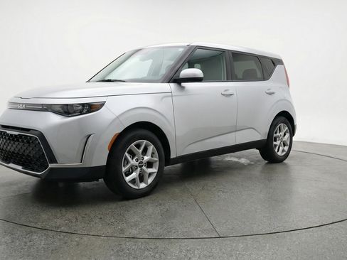 Used 2025 Kia Soul LX w/ LX Technology Package FWD image 3