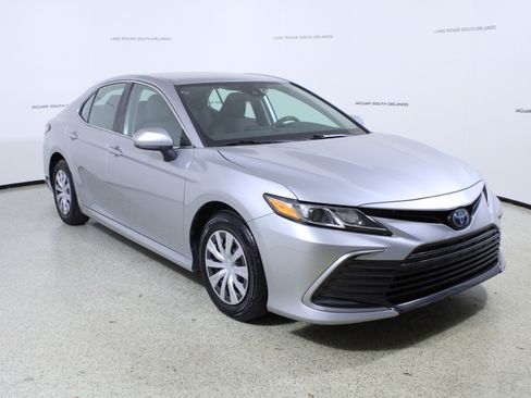 Used 2022 Toyota Camry LE image 3
