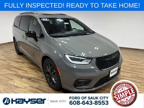 Used 2025 Chrysler Pacifica Limited FWD image 1