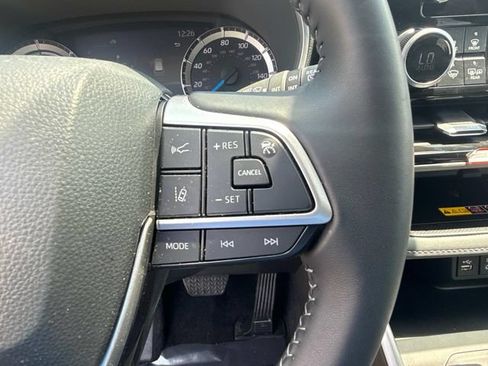 Used 2026 Toyota Highlander XLE AWD/4WD image 32