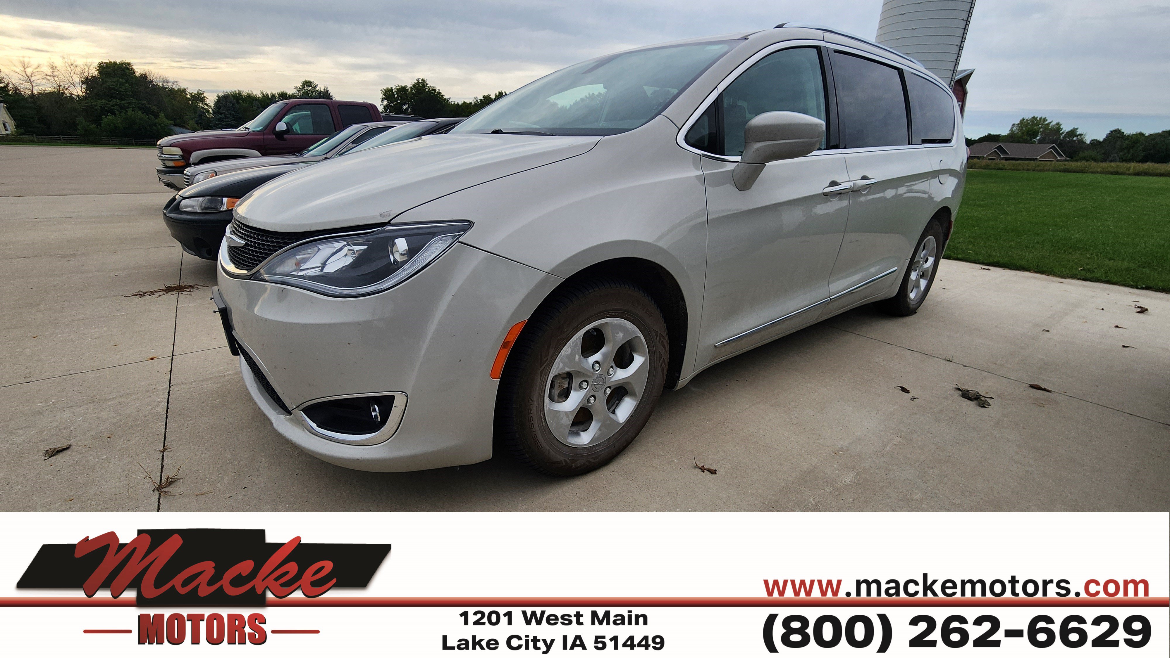 Used 2017 Chrysler Pacifica Touring-L Plus FWD image 1