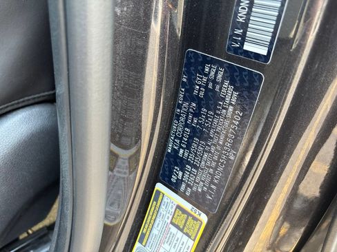 Certified 2024 Kia Carnival EX FWD image 6