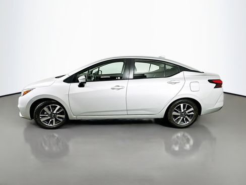Used 2020 Nissan Versa SV image 4