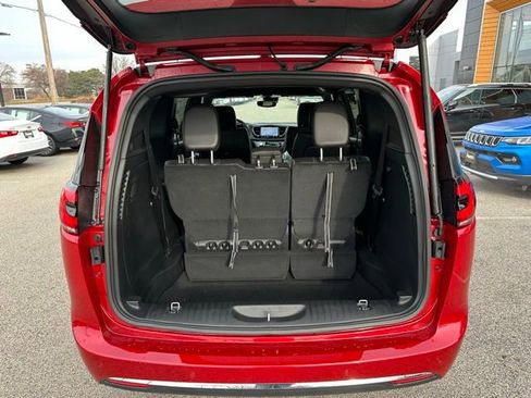 New 2026 Chrysler Pacifica Select AWD/4WD image 10