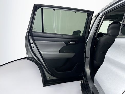 Used 2023 Toyota Highlander XLE image 26