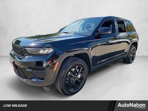 Certified 2025 Jeep Grand Cherokee Altitude image 1