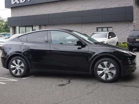 Used 2024 Tesla Model Y Long Range AWD/4WD image 18