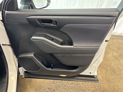 Used 2023 Toyota Highlander LE image 28