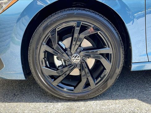 Used 2025 Volkswagen Jetta SE FWD image 8