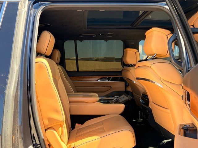 Used 2022 Jeep Grand Wagoneer Series III AWD/4WD image 16