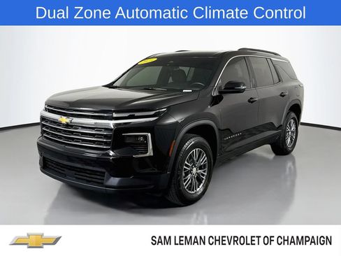 Used 2025 Chevrolet Traverse LT FWD image 3
