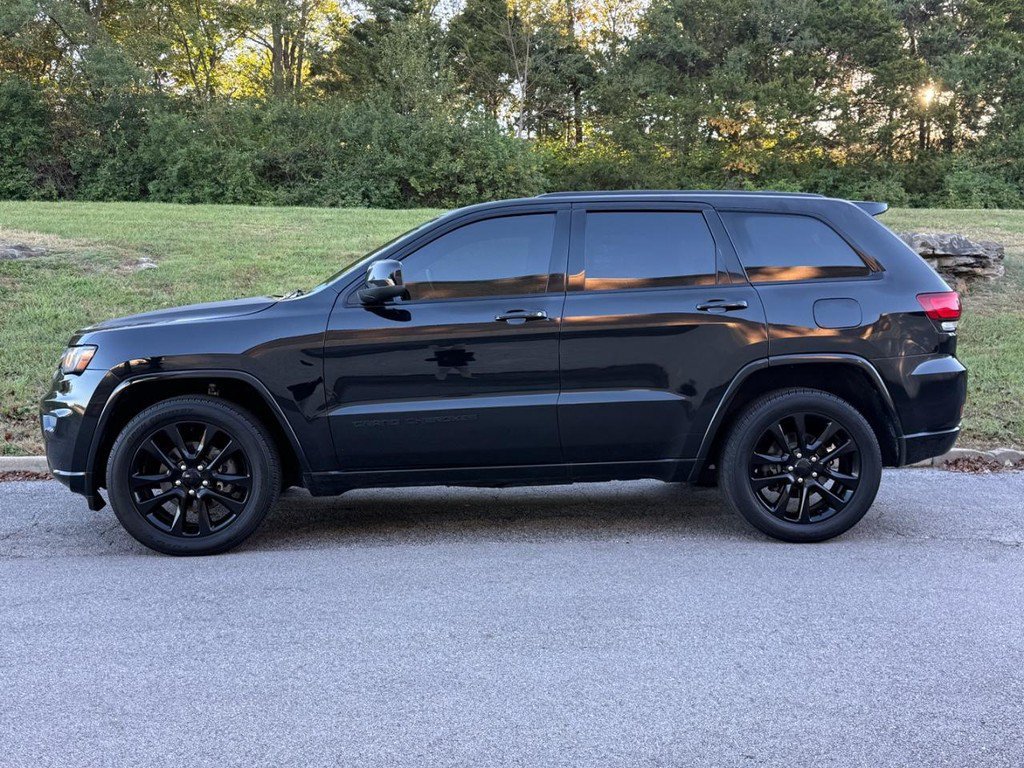 Used 2018 Jeep Grand Cherokee Altitude AWD/4WD image 2
