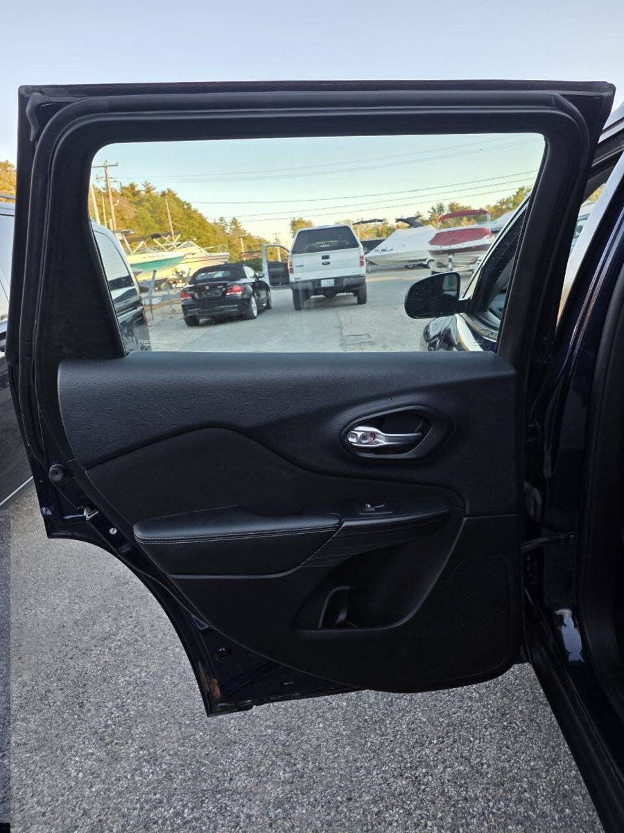 Used 2015 Jeep Cherokee Sport w/ Cold Weather Group AWD/4WD image 16
