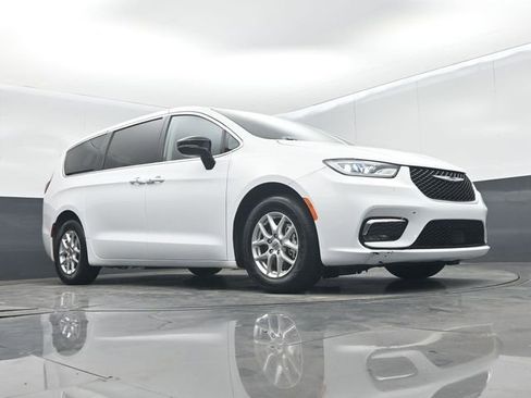 Used 2024 Chrysler Pacifica Touring-L FWD image 43
