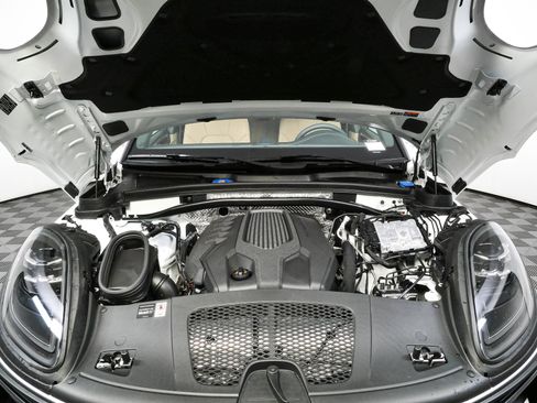 New 2026 Porsche Macan AWD/4WD image 36