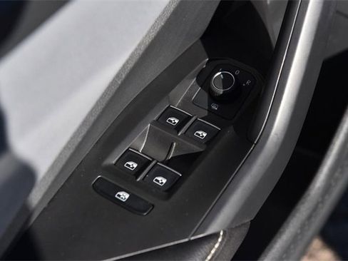 Used 2025 Volkswagen Jetta SE w/ Sunroof Package image 8