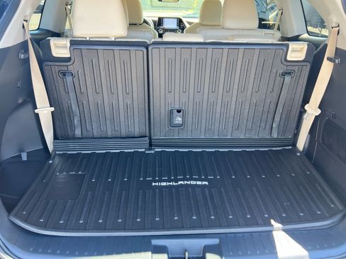 Used 2022 Toyota Highlander XLE AWD/4WD image 10