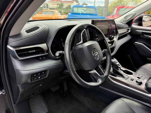 Used 2023 Toyota Highlander Limited AWD/4WD image 10
