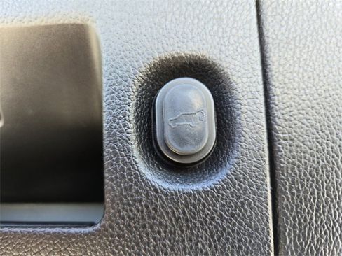 Used 2020 GMC Yukon Denali w/ Denali Premium Package image 17