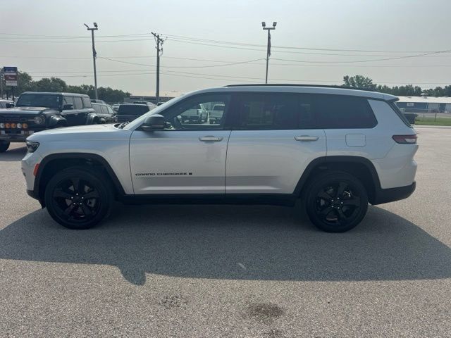 Used 2023 Jeep Grand Cherokee L Laredo AWD/4WD image 2