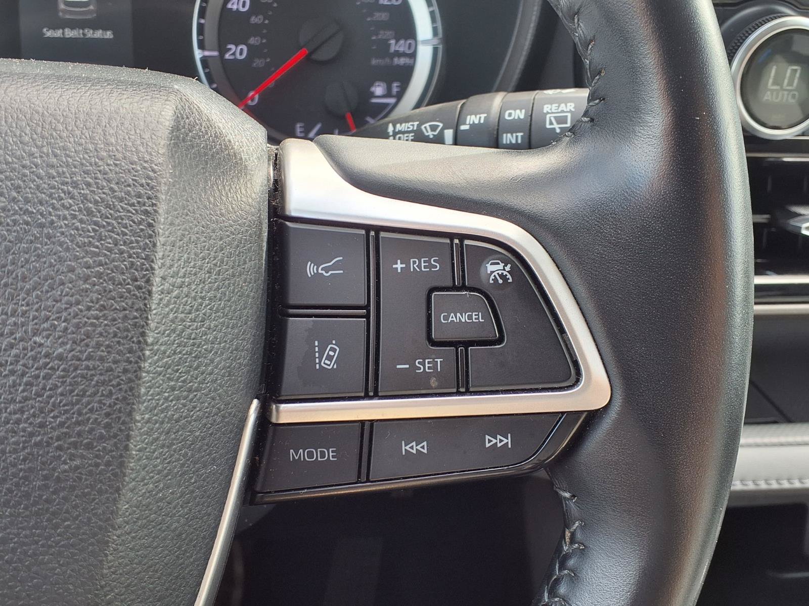 Used 2022 Toyota Highlander LE AWD/4WD image 16