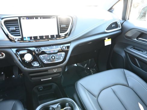 New 2026 Chrysler Pacifica Select AWD/4WD image 16