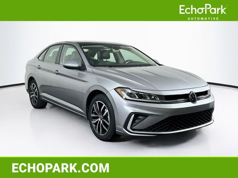 Used 2025 Volkswagen Jetta SE FWD image 1
