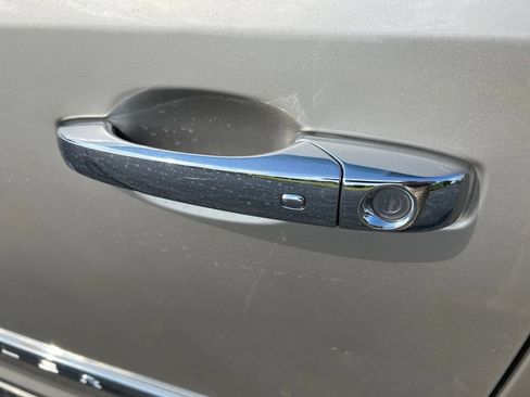 Used 2013 Chrysler Town & Country Touring-L w/ Driver Convenience Group FWD image 5