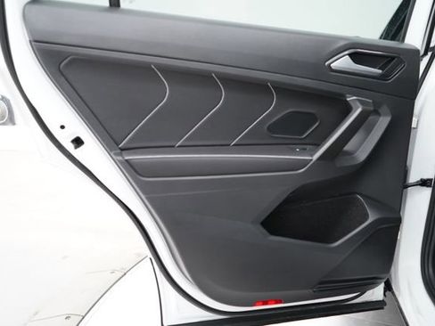 Used 2022 Volkswagen Tiguan SE w/ Panoramic Sunroof Package image 45