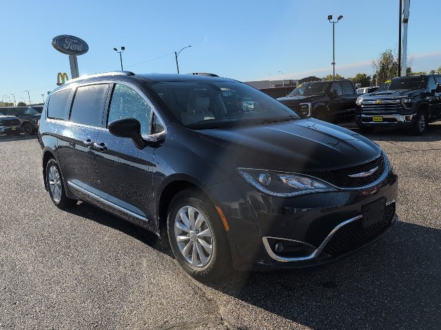 Used 2018 Chrysler Pacifica Touring-L Plus FWD image 4